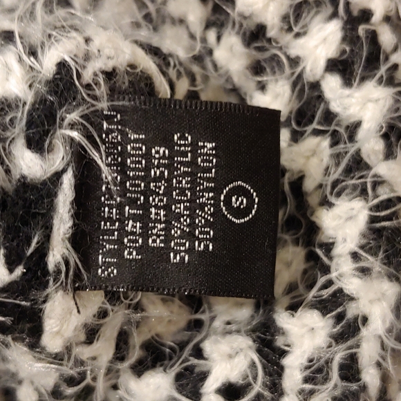Cyrus fuzzy black and white sweater size small - Picture 6 of 7